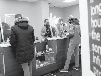  ?? ERIN HOOLEY/CHICAGO TRIBUNE ?? Customers pick up orders at Sunnyside on March 4, in Chicago’s Lakeview neighborho­od.