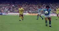  ??  ?? 20 ottobre 1985
Il Napoli sta battendo il Verona 2-0 quando Maradona, ricevuto un lancio dalle retrovie, trasforma una palla innocua in una magia da ricordare...