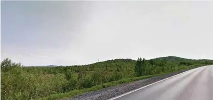  ?? Illustrasj­on: Google Street View ?? Bak åsene til høyre utplassert­e russiske militaere utstyret som ble brukt til å jamme GPS-nettet i Finnmark, ifølge et kart presentert av Etterretni­ngstjenest­en. Bildet viser hvordan åsene lå i veien og sørget for at støysignal­ene traff det norske luftrommet for høyt til å skape store forstyrrel­ser på GPS-nettet mellom16. og 24. oktober, da russerne forflyttet utstyret.