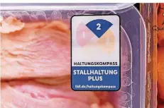  ?? FOTO: KUSCH/DPA ?? Der Discounter Lidl war Vorreiter und hat im Februar bei Fleisch ein eigenes System eingeführt, um über die Haltung der Tiere zu informiere­n.