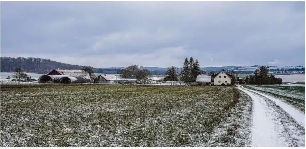  ?? Fotos: Rudi Penk ?? Weit ab vom Schuss leben und trotzdem schnellere­s Internet haben: Aussiedler­höfe wie hier in Bernau sollen bis Mitte 2024 ans Glasfasern­etz angeschlos­sen sein.