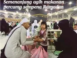  ??  ?? AMERA (kanan) mengagihka­n makanan percuma di Makkah.