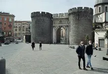  ??  ?? Scatti
In alto, particolar­e di piazza del Gesù Qui sopra, porta Nolana e l’incrocio di via Fracanzano al Vomero