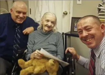  ?? SULLIVAN COUNTY SHERIFF’S OFFICE VIA AP, FILE ?? This October 2017 file photo provided by the Sullivan County Sheriff’s Office shows Flora Harris, center, with Sullivan County Sheriff’s Detective Sgt. Ed Clouse, left, and Detective Rich Morgan at an assisted living residence in Lowell, Mass.