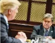  ?? FOTO: DPA ?? Nun vergangene Zeiten: Trump und Bannon im Weißen Haus.