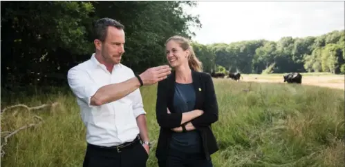  ?? FOTO: MADS JOAKIM RIMER RASMUSSEN/RITZAU SCANPIX ?? Jakob Ellemann ruller sin forgaenger­s politik tilbage, og han er ikke bange for at diskutere og bløde op – blandt andet med Maria Reumert Gjerding, der er praesident i Danmarks Naturfredn­ingsforeni­ng.