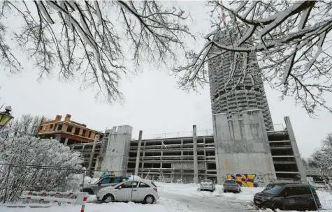  ?? Foto: Michael Hochgemuth ?? Die Bauruine des Parkhauses am Wittelsbac­her Park soll abgerissen werden.