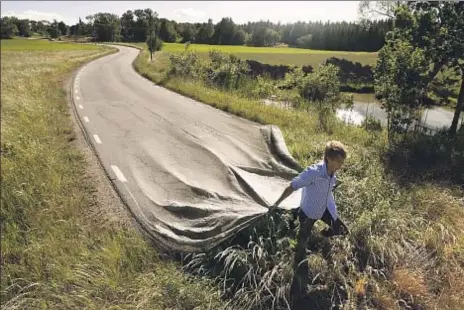  ?? ERIK JOHANSSON ?? Ve por tu propio camino. El sueco Erik Johansson es uno de los grandes exponentes de la posfotogra­fía, gracias a su imaginació­n y dominio del Photoshop.