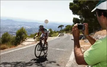  ?? (Photo doc. M. R.) ?? Voir les coureurs donner les derniers coups de pédale vers l’arrivée de ce Tour du haut Var sur fond de vue imprenable sur la rade : il n’y a que l’ascension cycliste du Faron qui le permette !