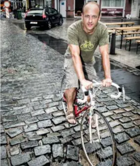  ?? FOTO WIM HENDRIX ?? Koen Wynants bij een van de grote uitdaginge­n tijdens het fietsen in AntwerpenN­oord: losliggend­e kasseien.