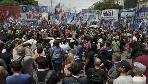  ?? ?? Protesta contra las medidas de Milei, en Buenos Aires, el 22 de diciembre.
Imagen: Pablo Barrera/Anadolu/picture alliance