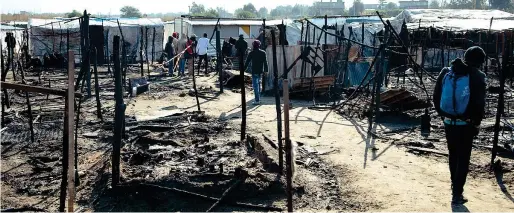  ??  ?? Devastazio­ne I resti dell’incendio scoppiato vicino alla roulotte dove è morto Al Ba e ad altre baracche del ghetto di San Ferdinando