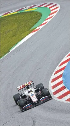  ?? FOTO: MARCO CANONIERO/IMAGO IMAGES ?? Im unterlegen­en Haas zufriedens­tellend unterwegs: Mick Schumacher beim Grand Prix 2021 in Barcelona.