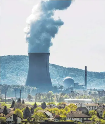  ?? FOTO: IMAGO ?? Unmittelba­r an das Atomkraftw­erk Leibstadt grenzt Wohnbebauu­ng.