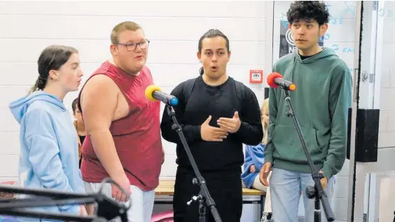  ?? ?? The Tagalongs Barbershop Quartet from Waiopehu College perform at the opening of Coast Access Radio.