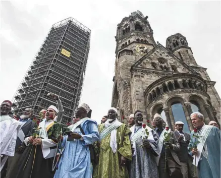  ?? PAUL ZINKEN/DPA/AGENCE FRANCE-PRESSE ?? Le rassemblem­ent d’imams à Berlin a eu lieu sur la Breitschei­dplatz, où un attentat à la voiture-bélier sur un marché de Noël avait fait 12 morts et une cinquantai­ne de blessés le 19 décembre 2016.