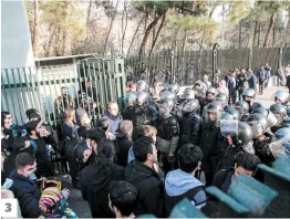  ?? PHOTOS AFP ?? 1. Une manifestan­te levait le poing après que les policiers aient utilisé des gaz lacrymogèn­es pour disperser la foule à Téhéran. 2. et 3. Les étudiants et les forces de l’ordre s’affrontaie­nt hier devant l’entrée principale de l’université de Téhéran.