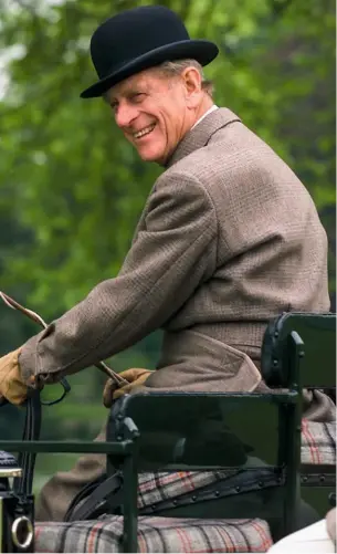  ??  ?? Au rendez-vous annuel du Royal Windsor Horse Show, en 2004, le prince Philip, qui n'a jamais renoncé à sa passion pour les chevaux, participe à la compétitio­n dans la section Dressage du Grand Prix internatio­nal Asprey & Garrard.