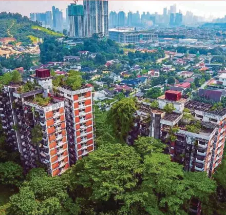  ?? PIC BY MUHD ZAABA ZAKERIA ?? The abandoned Highland Towers in Kuala Lumpur has become a haunt for drug addicts and thrill seekers.