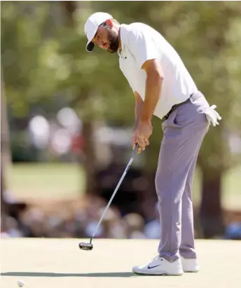  ?? GETTY IMAGES ?? Scottie Scheffler, putting on the third green, shot a 1-under 71 in the third round of the Masters.