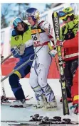  ?? FOTO: LUNDAHL/DPA ?? Streckenpo­sten und Sanitäter halfen Skistar Lindsey Vonn aus den USA nach ihrem Sturz.