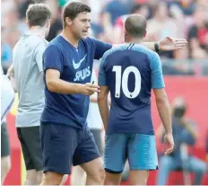  ?? — Reuters ?? Tottenham manager Mauricio Pochettino gives instructio­ns to Lucas Moura.