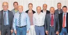  ??  ?? Anton Guth, Obmann der Schiedsric­htergruppe Saulgau (links) und Stephan Gerster, Mitglied im Schiedsric­hteraussch­uss des Württember­gischen Fußball-Verbandes (WFV; rechts) und die Geehrten. Unser Foto zeigt (v.l.): Anton Guth, Behzad Javor, Georg...