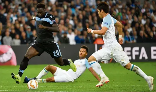  ?? (Photos AFP et EPA/MaxPPP) ?? Sous les yeux de Kamara, à terre, et Sakai, Caicedo inscrit le e but de la Lazio au Vélodrome. Et scelle quasiment le sort de l’OM dans cette Ligue Europa...