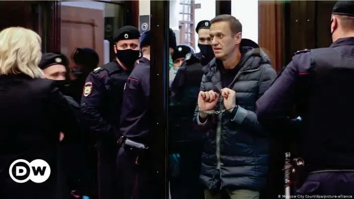  ??  ?? Alexej Nawalny wird in den Gerichtssa­al gebracht