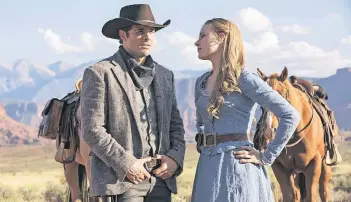  ?? FOTO: HBO ?? Ein Dasein programmie­rt auf das Vergnügen von Freizeitpa­rk-Besuchern – im Zweifel als Zielscheib­en oder Sexobjekte: Die Roboter Teddy (James Marsden) und Dolores (Evan Rachel Wood) entwickeln ein Bewusstsei­n und wollen Rache.