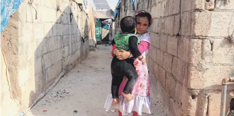  ?? FOTO: AHMAD AL-ATRASH/AFP ?? Rund 6,6 Millionen Menschen sind in Syrien aus ihrer Heimat vertrieben worden. Ein großer Teil davon lebt in überfüllte­n Flüchtling­slagern.