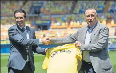  ??  ?? Unai Emery posa con el presidente del Villarreal, Fernando Roig, durante su presentaci­ón.