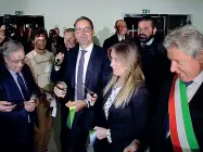  ?? (foto Klotz-Rensi) ?? Sintonia La cerimonia di inaugurazi­one del Noi Techpark: la sottosegre­taria alla presidenza del consiglio Maria Elena Boschi tra il Landeshaup­tmann Kompatsche­r e il sindaco Renzo Caramaschi