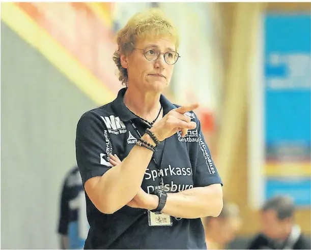  ?? FOTO: OLEKSANDR VOSKRESENS­KYI ?? TuS-Trainerin Bettina Grenz-Klein macht sich Gedanken über den Leistungss­tand ihrer Mannschaft.