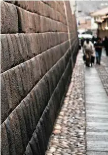  ?? Carla Carniel/Codigo19/Folhapress ?? Muro erguido pelos incas no centro de Cusco, no Peru
