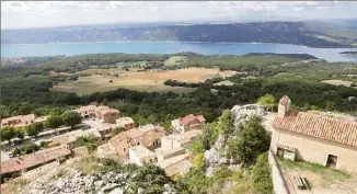  ?? (Photo doc V-m.) ?? Autour du site emblématiq­ue du lac de Sainte-Croix (ici vu d’Aiguines), la communauté de communes Lacs et gorges du Verdon souhaite développer ses atouts touristiqu­es.