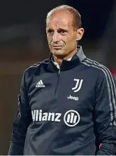  ?? ?? Allenatore Massimilia­no Allegri, 54 anni, ha giocato in Serie A indossando le maglie di Pisa, Pescara, Cagliari, Perugia e Napoli.
La sua carriera di allenatore comincia in Serie C con l’Aglianese. Dei grandi club ha allenato il Milan e, ancora adesso, la Juventus. Ha due figli: una femmina nata nel 1995, e un maschio, del 2011