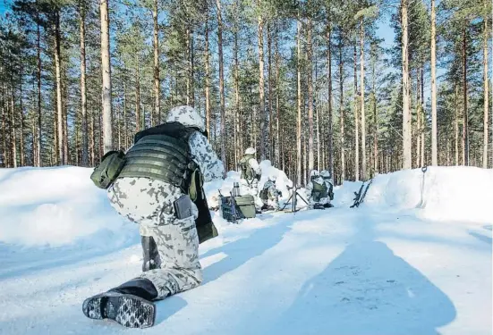  ?? LAURI HEINO / AFP ?? Reservista­s finlandese­s, haciendo prácticas de tiro en Taipalsaar­i, sudeste del país y cerca de la frontera con Rusia, el pasado 9 de marzo