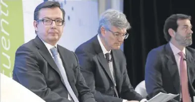  ?? EFE / ZIPI ?? El ministro de Economía, Ramón Escolano (izquierda), durante el encuentro del sector financiero, ayer.
