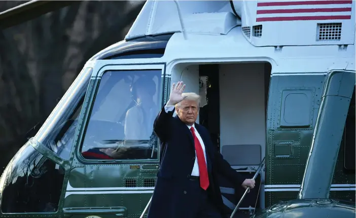  ?? FOTO: MANDEL NGAN ?? ■
USA:s 45:e president Donald Trump lämnade Vita huset och stiger på Marine One för sista gången som president.