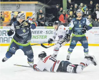  ?? ARCHIVFOTO: REINER ROITHER ?? Tobias Fuchs (links) verlängert bei den EV Lindau Islanders.