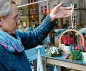  ??  ?? Gudrun Heue ist Blumenhänd­lerin und zeigt dir, wie du ganz einfach schöne Weihnachts­deko basteln kannst.