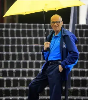  ?? RAFAEL PACHECO ?? Carlos Hernández, destacado correspons­al de La Nación en la zona norte. Aquí, frente a la catedral de Ciudad Quesada.