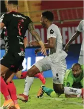  ?? RAFAEL PACHECO ?? Limón estuvo cerca de amarrar un boleto a semis.