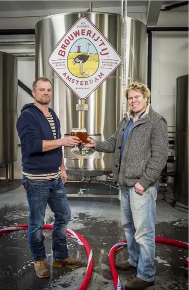  ??  ?? Bart Obertop en Patrick Hendrikse van de IJ-brouwerij: “We maken nooit
reclame.”