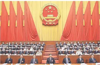  ?? FOTO: IMAGO IMAGES ?? Die meisten Delegierte­n in der Großen Halle des Volkes trugen Atemschutz­masken. Staatschef Xi Jinping (Mitte vorne) und Führungssp­itze verzichten.