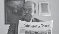  ?? FOTO: GEORG KLIEBHAN ?? Mit seiner „Schwäbisch­en Zeitung“am 70. Geburtstag: Der Bad Buchauer Verleger Dr. August Sandmaier (†).