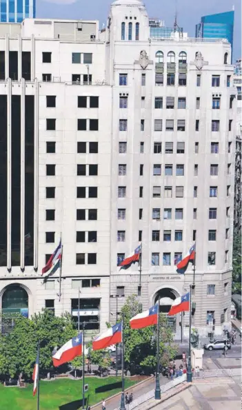  ??  ?? ► Plaza de la Ciudadanía con miras al frontis del Ministerio de Justicia.