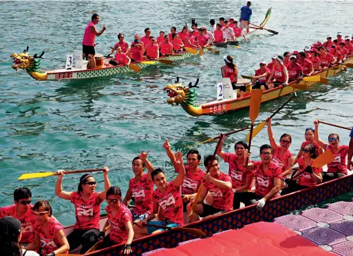  ??  ?? Le 30 mai 2017, à Aberdeen Promenade, se tient une course de bateaux-dragons en célébratio­n du 20e anniversai­re de la fondation de la Région administra­tive spéciale de Hong Kong.