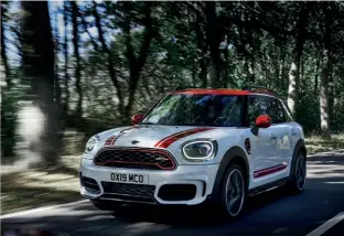  ??  ?? PARA EL CAMPO
El Mini Countryman JCW (1 y 2), reconocibl­e por el alerón trasero y los paragolpes específico­s, se vende a un precio de partida de 48.800 €.